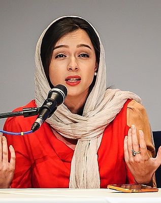 Iranian Actor Takes Off Hijab